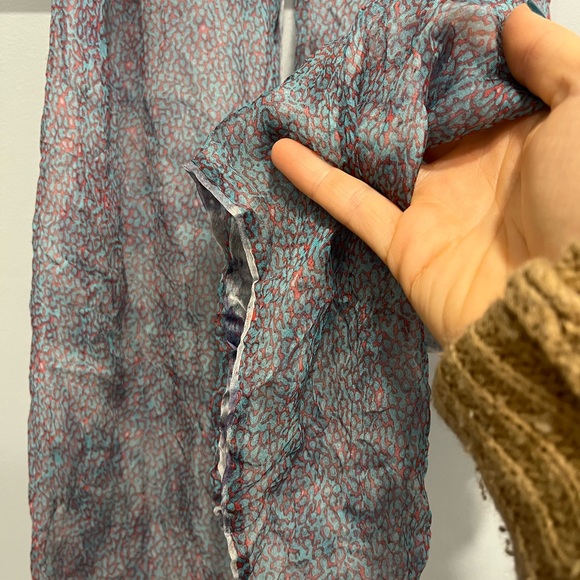 Lightweight patterned scarf - Picture 3 of 3